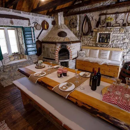 House Mala Kuca *